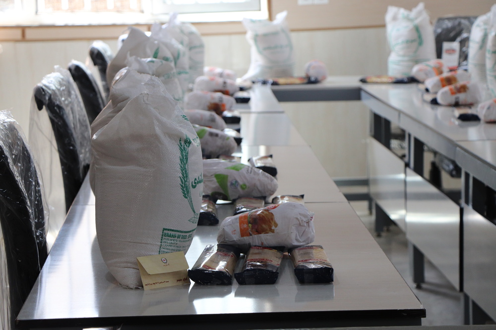 توزیع بسته‌های حمایتی در قالب کمک‌های مومنانه به خانواده زندانیان نیازمند 