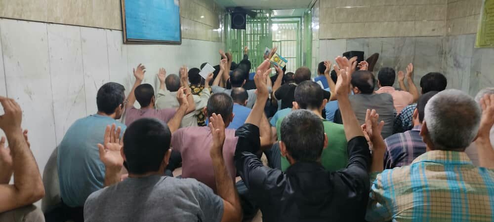 قرائت دعای پرفیض عرفه در بین مددجویان زندان شهرستان شهرضا  