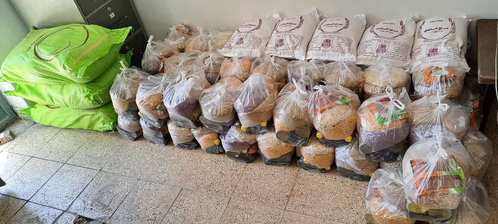 اهدای ۶۰ بسته غذایی به خانواده مددجویان نیازمند زندان درگز