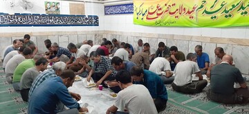پوبش احسان غدیر با گسترانیدن خوان علوی  به مناسبت عید سعید غدیر در بین زندانیان  شهرستان لنجان