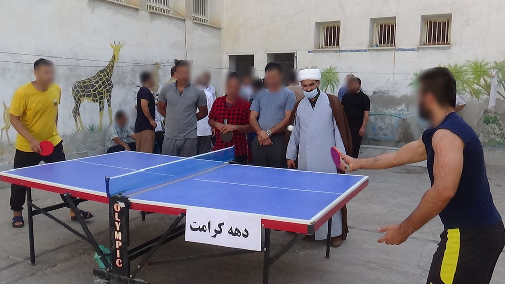 مسابقات پینگ پونگ به مناسبت دهه کرامت در زندان دشتستان برگزار شد 