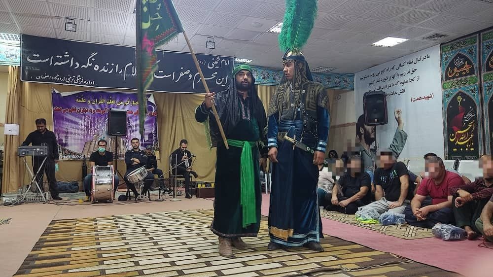 آئین تعزیه‌خوانی هنرمندان مرثیه‌خوان در اردوگاه حرفه‌آموزی اصفهان
