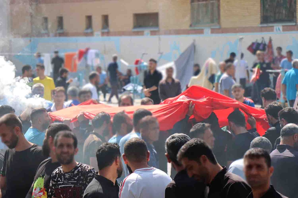 پرچم‌گردانی پرچم امام حسین(ع) در زندان کرج/ زندانیان میهمان سفره سیدالشهدا(ع) شدند + تصاویر