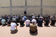 اقامه نماز ظهر عاشورا در زندان مرکزی همدان