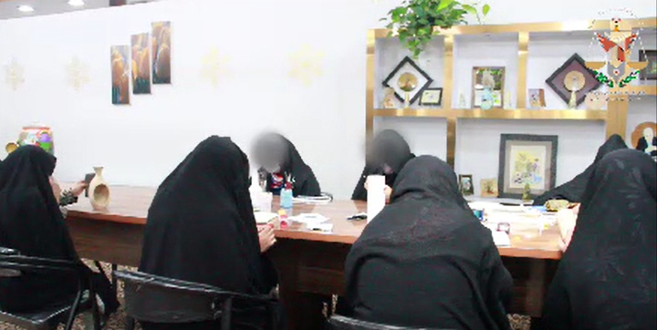 اشتغال زندانیان رای باز بند نسوان در کارگاه نگارگری شهرستان زاهدان