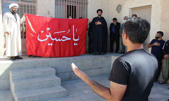 عطر پرچم گنبد امام حسین(ع) در زندان شهرکرد پیچید