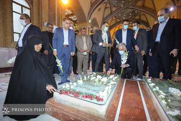 آئین عطرافشانی و اهدای گل بر مزار شهید لاجوردی توسط مدیران سازمان زندان‌ها