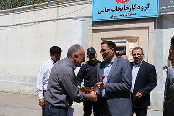 مدیر کل زندانهای استان آذربایجان شرقی به مناسبت روز کارمند با اهداء شاخه گلی از کارکنان تقدیر کرد.