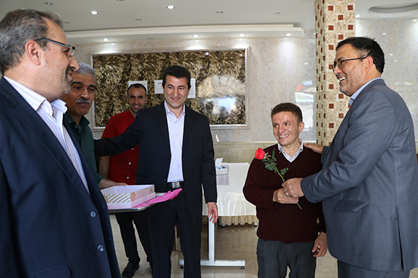 مدیر کل زندانهای استان آذربایجان شرقی به مناسبت روز کارمند با اهداء شاخه گلی از کارکنان تقدیر کرد.