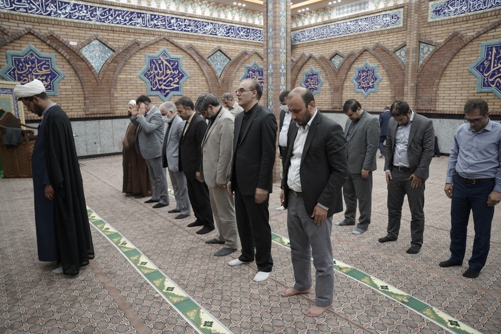 اقامه اولین نماز جماعت بعد از افتتاح حسینیه زندان ارومیه با حضور رئیس سازمان زندان‌ها