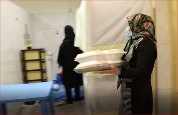 طبخ غذای نذری روز اربعین در ندامتگاه زنان استان تهران