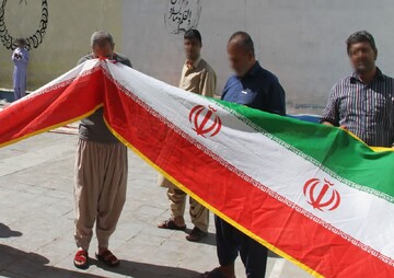 ادای احترام مددجویان زندان زاهدان به پرچم جمهوری اسلامی ایران