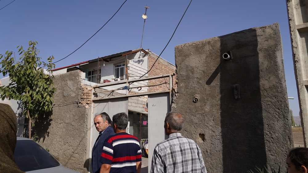 دیدار مدیرکل زندان های آذربایجان غربی با خانواده دو مددجوی آسیب دیده در زلزله شهرستان خوی 