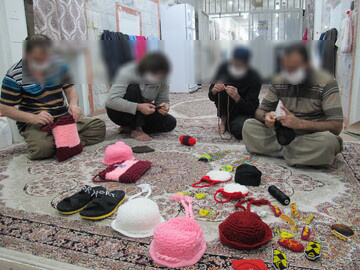 592 مددجوی زندان رجایی‌شهر با اشتغال نشسته کسب درآمد می‌کنند