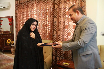 اهداء لوح ممهور به امضاء رئیس سازمان زندان‌ها به کارمند ساعی زندان زاهدان