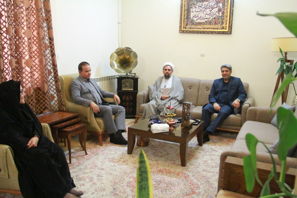 اهداء لوح ممهور به امضاء رئیس سازمان زندان‌ها به کارمند ساعی زندان زاهدان