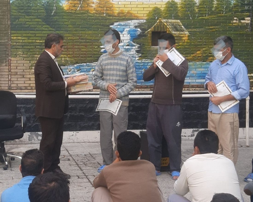 تجلیل از مقام آوران مسابقات قرآنی زندان شهرستان لنجان