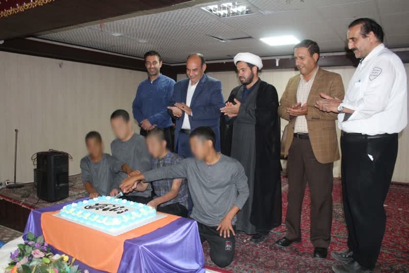 جشن تولد آبان‌ماهی‌ها در کانون اصلاح و تربیت کرمان