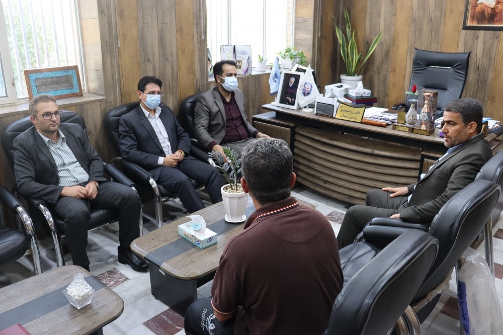 جمعی از دادیاران دادسرای عمومی و انقلاب دشتستان از زندان برازجان بازدید کرد