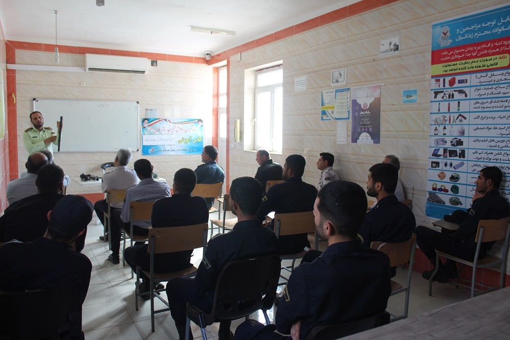 برگزاری کلاس آموزشی آشنایی با تجهیزات ضدشورش در زندان دشتی 