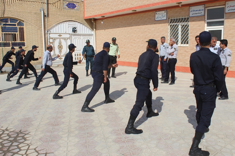 برگزاری کلاس آموزشی آشنایی با تجهیزات ضد شورش و نحوه استفاده از آن جهت پرسنل یگان حفاظت زندان دشتی 