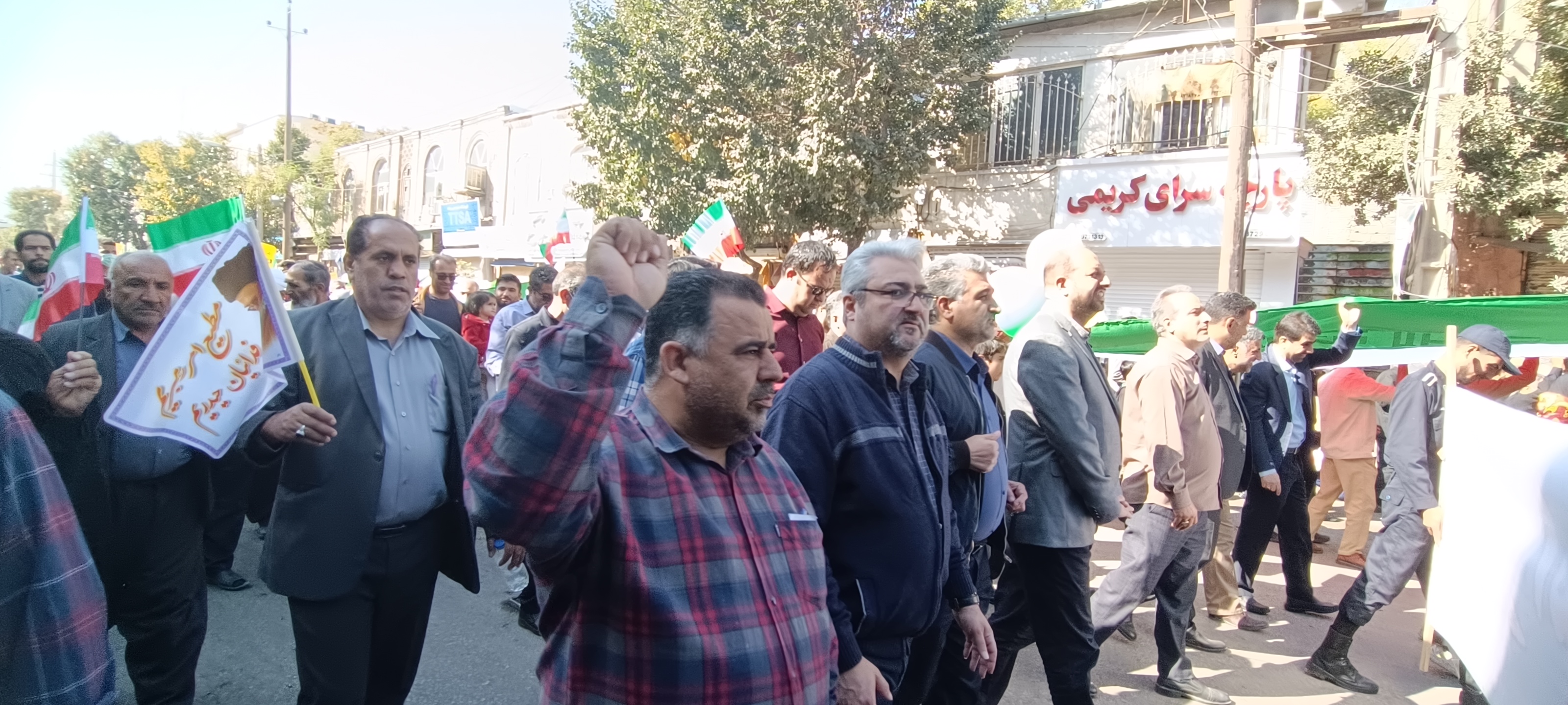 کارکنان و سربازان وظیفه اداره‌کل و زندان مرکزی در مراسم راهپیمایی ۱۳ آبان شرکت کردند