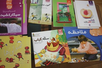 اهدای کتاب به فرزندان پرسنل زندان مرکزی بوشهر