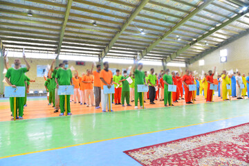 افتتاحیه المپیاد ورزشی زندانیان در زندان مرکزی شیراز/ افتتاحیه‌ای که شاد، پرنشاط و پرانرژی برگزار شد