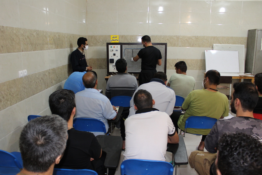 حضور زندانیان زندان نهاوند در کلاس آموزشی برق ساختمان 
