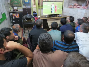 گزارش تصویری تماشای مسابقه فوتبال ایران و انگلیس توسط مددجویان زندانهای استان مرکزی