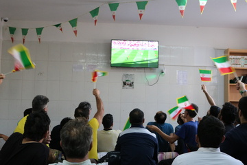 تماشای بازی کشورمان ایران با ولز در میان مددجویان "زندان سمنان"
