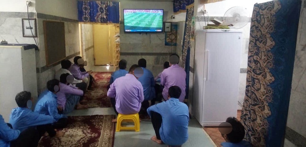 تماشای بازی کشورمان ایران با ولز درمیان مددجویان ‌"زندان مرکزی بوشهر"