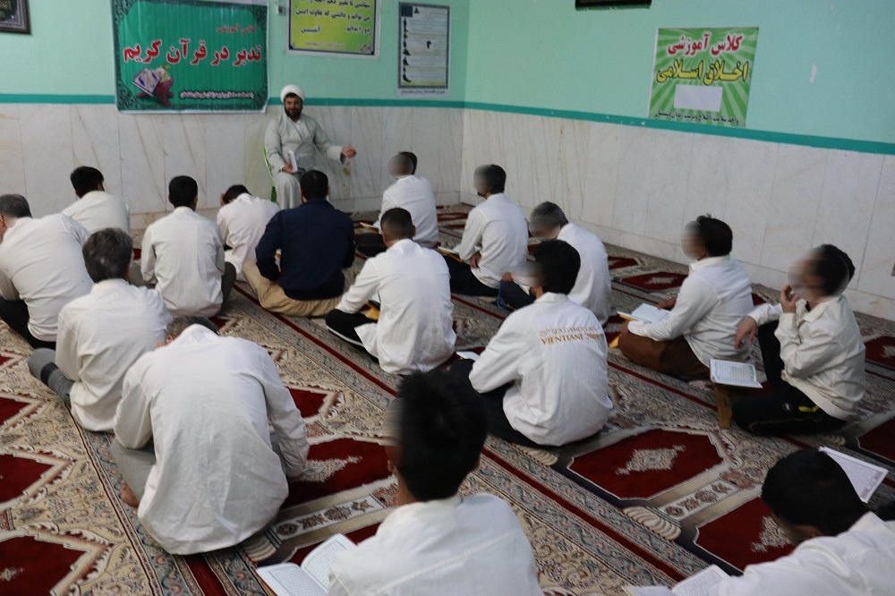 آموزش علوم قرآنی به ۱۳۰ نفر از مددجویان در مدرسه قرآنی زندان برازجان