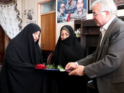 دیدار مدیرکل زندان‌های استان کرمان با خانواده شهدا