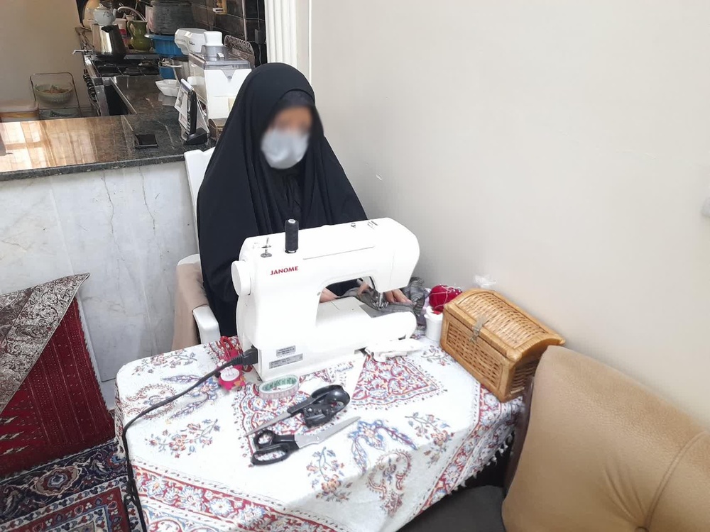 عرضه تولیدات خانگی خانواده زندانیان زندان مرکزی مشهد در بازارچه‌های سطح شهر