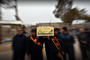 وداع زندانیان اردوگاه سمنان با لاله‌های‌ زهرایی