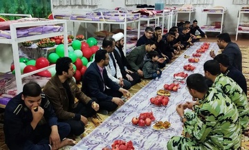 تصاویر: برگزاری مراسم یلدای فاطمی ویژه سربازان وظیفه در زندان‌های استان یزد
