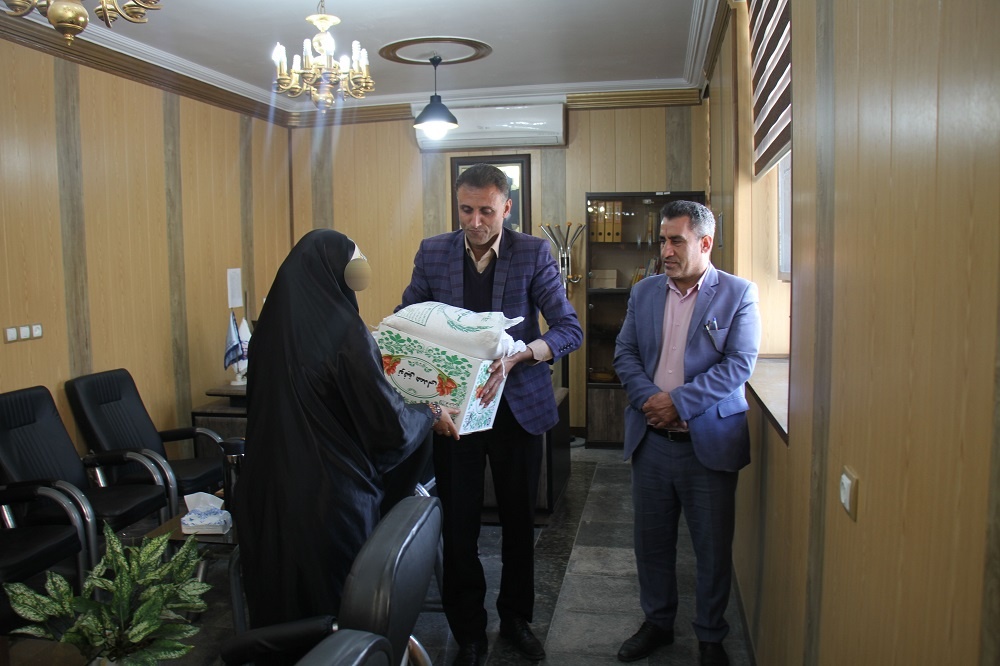 توزیع بسته‌های معیشتی میان خانواده‌های نیازمند مددجویان زندان مرکزی بوشهر