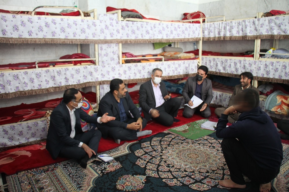 بازدید شبانه ودیدار مدیرکل زندان‌های استان بوشهر با مددجویان زندان مرکزی