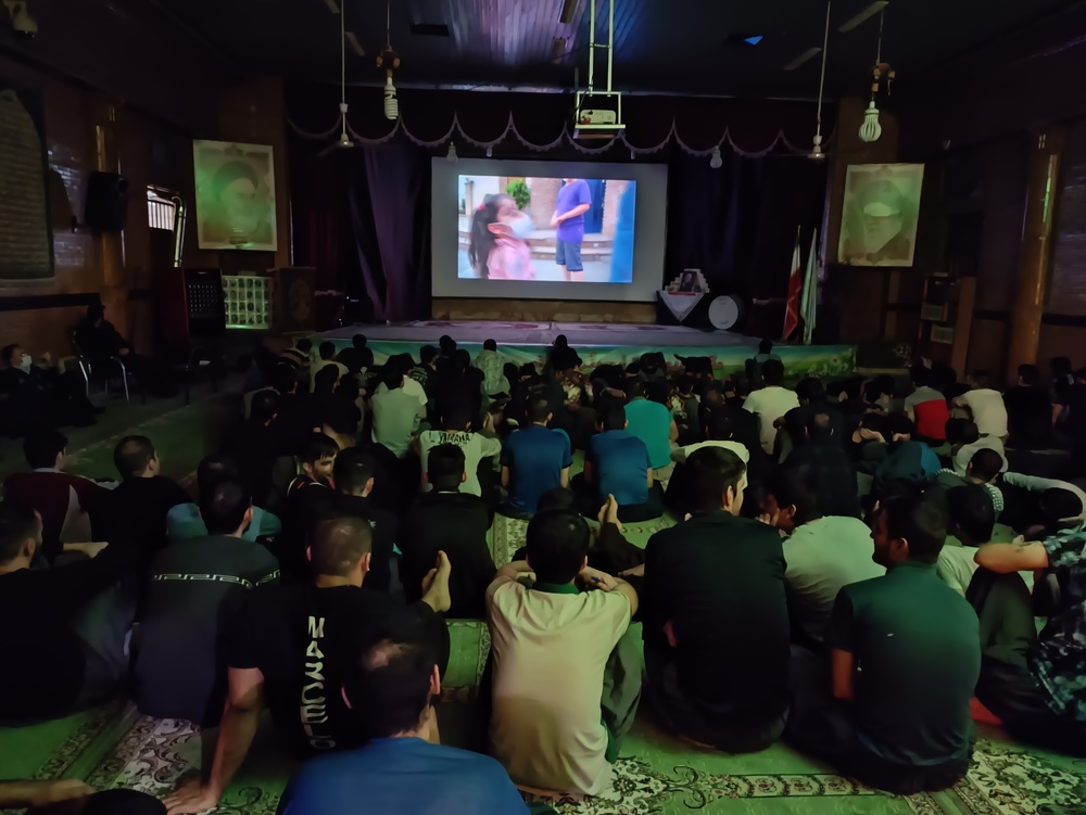 فیلم مستند «هیچکس منتظرت نیست» در زندان مرکزی کرمانشاه اکران شد