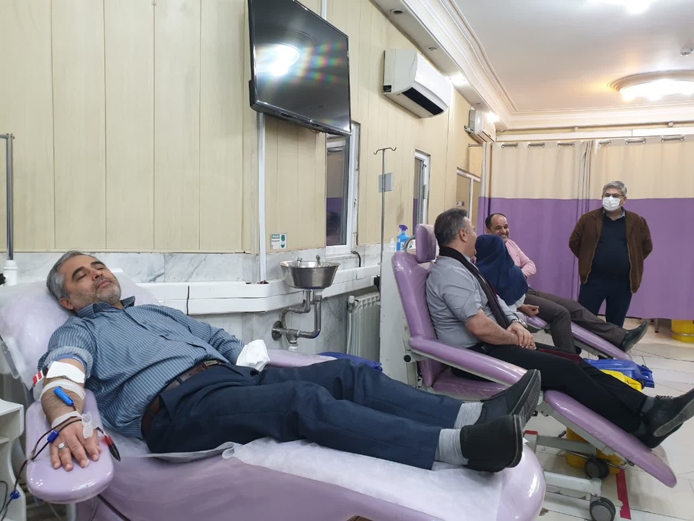 مدیرکل و کارکنان زندان‌های استان قزوین خون اهدا کردند 