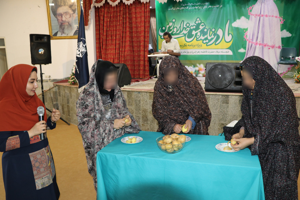 آیین گرامیداشت مقام مادر و روز زن در زندان مرکزی زنجان

