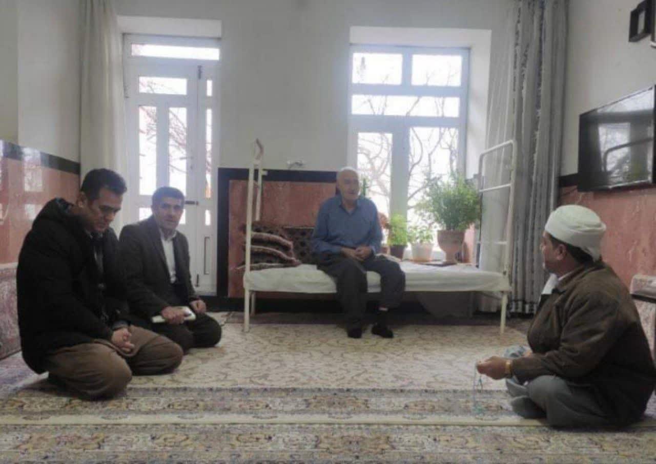 انجمن حمایت از زندانیان پاوه استان کرمانشاه در روز برفی به خانواده‌های زندانیان نیازمند پاوه سر زدند و بسته معیشتی اهدا کردند