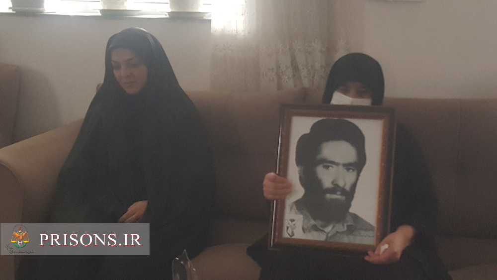 تکریم و تجلیل مدیرکل زندان‌های آذربایجان‌غربی با حضور در منزل مادران سه شهید 