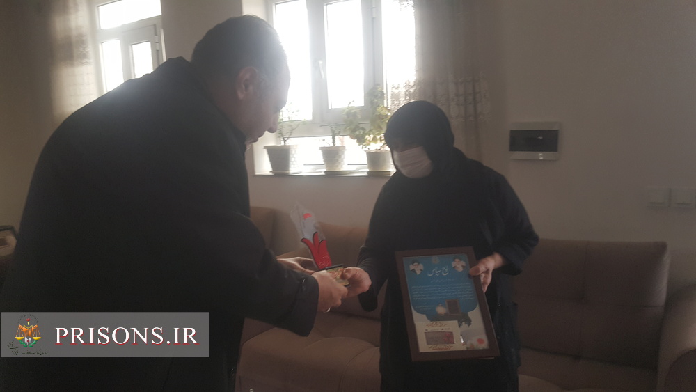 تکریم مدیرکل زندان‌های آذربایجان‌غربی ازخانواده شهدا با حضور در منزل مادران سه شهید 