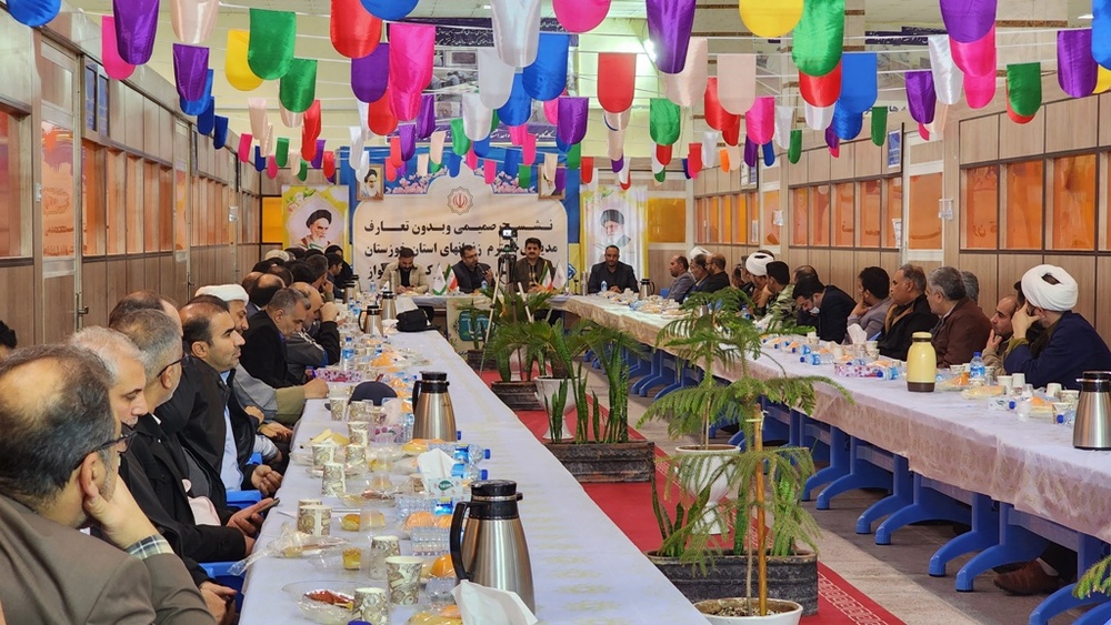 نشست صمیمی و بدون تعارف مدیرکل زندان‌های خوزستان با پرسنل زندان مرکزی 