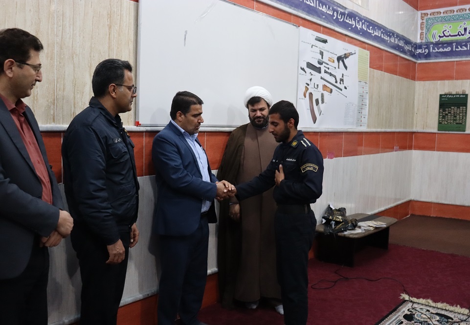 آیین تقدیر از کارکنان و سربازان وظیفه برتر مسابقات ورزشی زندان دشتستان 