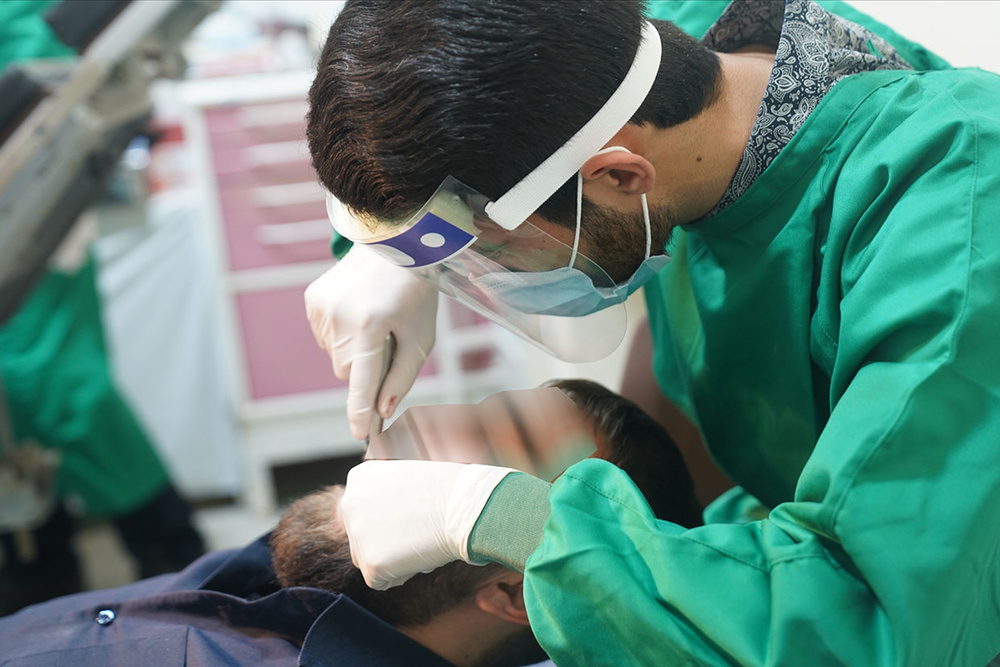 معاینه 80 نفر از مددجویان زندان قم با حضور دندانپزشکان جهادی