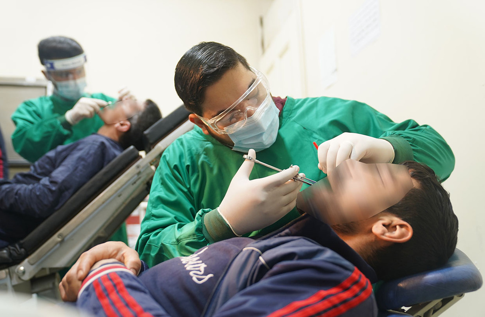 معاینه 80 نفر از مددجویان زندان قم با حضور دندانپزشکان جهادی