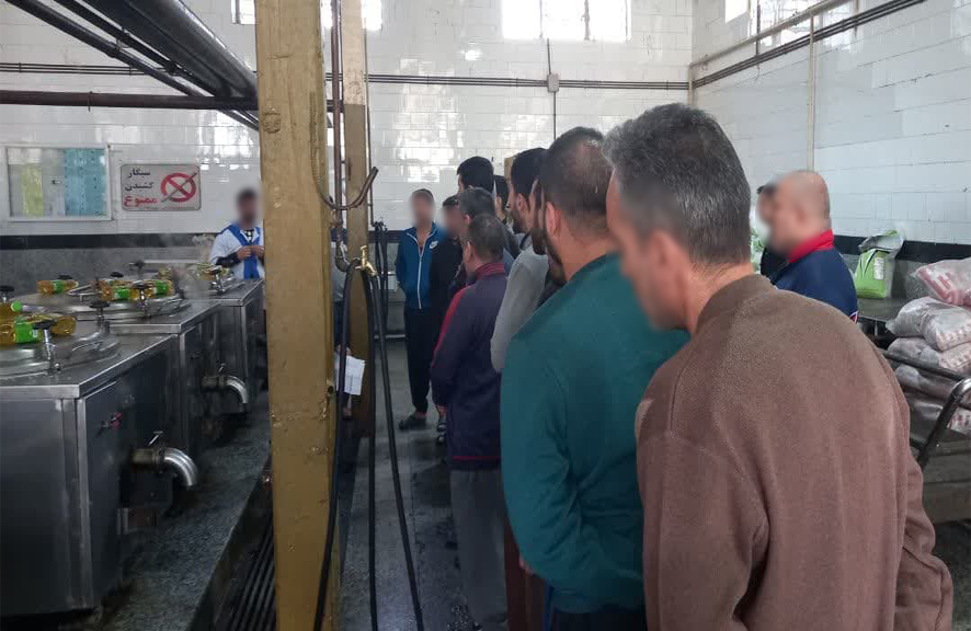 مددجویان زندان مرکزی کرمانشاه به نوبت از مراحل پخت غذا در آشپزخانه بازدید می کنند